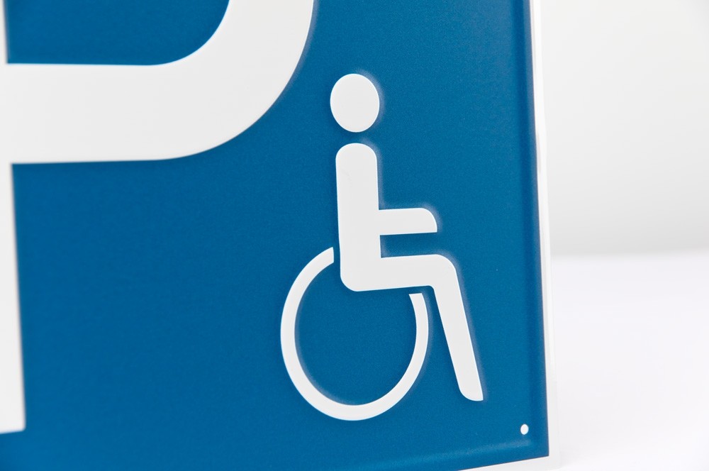 Parkplatzschild "Rollstuhlfahrer" auf Aluminium geprägt
