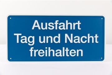 "Ausfahrt Tag und Nacht freihalten" Aluminium geprägt - 170 x 350 mm